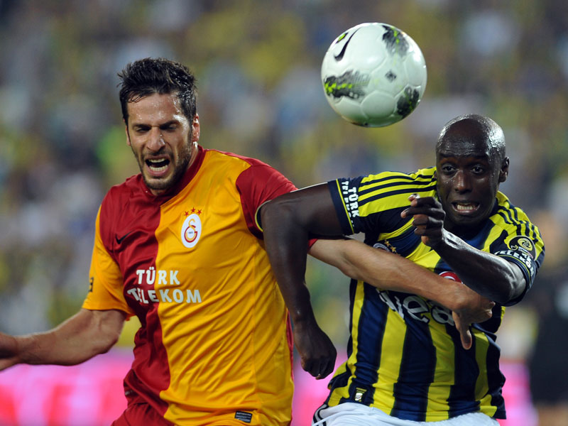 Harter Kampf um die Meisterschaft: Galatasarays Hakan Balta (li.) hatte das bessere Ende gegen Issiar Dia (Fenerbahce) für sich.