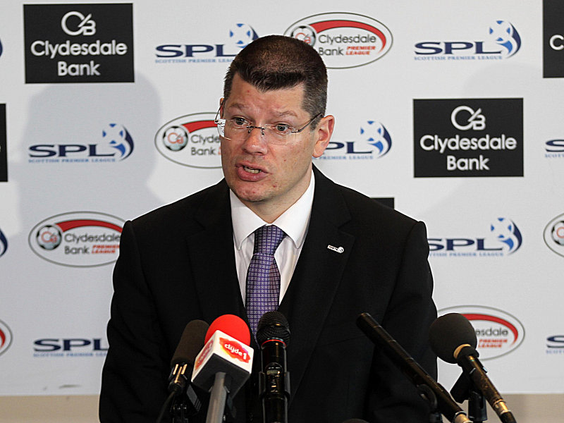 Neil Doncaster, Chef der schottischen Premier League, gibt die Entscheidung gegen die Rangers bekannt.