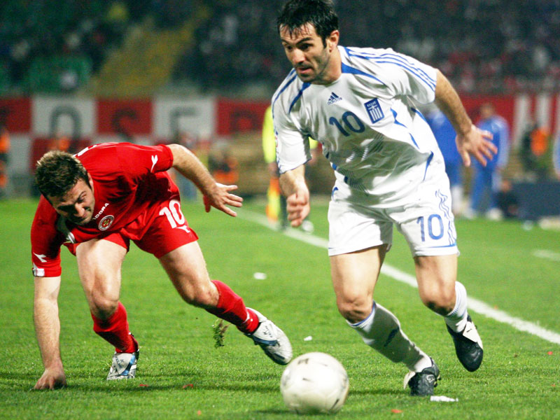Archivbild von 2007: Maltas Kevin Sammut (li.) im Duell mit Georgios Karagounis.