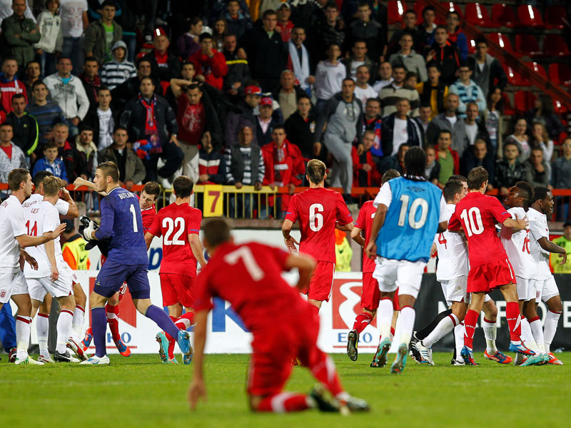 Hässliche Szenen nach Schlusspfiff: Serbische Spieler wurden auf dem Platz handgreiflich.