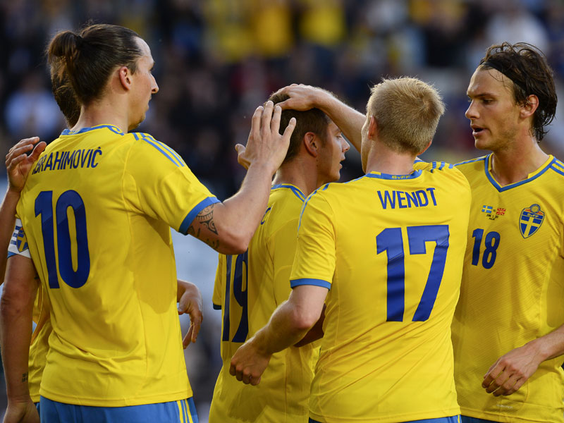 Gratulation vom Meister: Schwedens Torschütze Alexander Kacaniklic (Mi.) wird auch von Zlatan Ibrahimovic beglückwünscht.