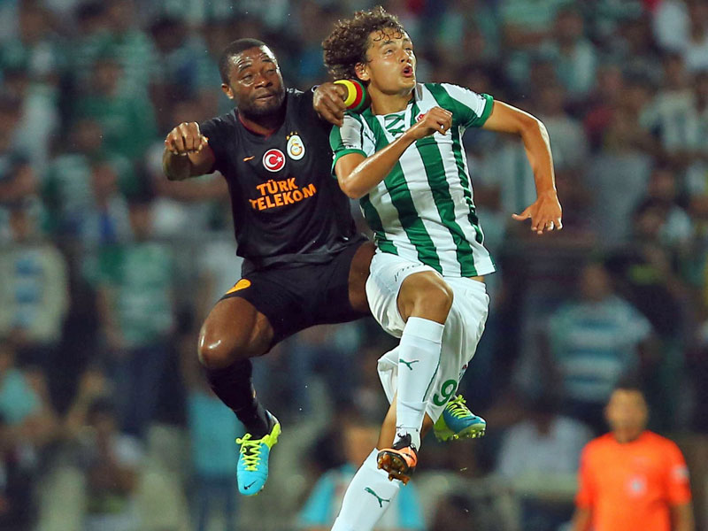 Hoch hinaus: Enes Ünal (r.) im Duell mit Aurelien Chedjou.