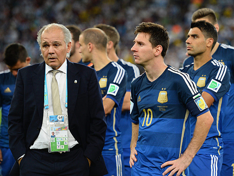 Werden künftig wohl nicht mehr zusammenarbeiten: Alejandro Sabella und Lionel Messi (re.).