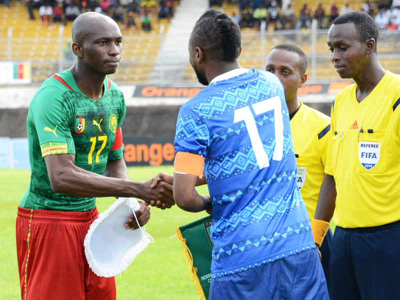 Shakehands der Kapitäne: Kameruns Torschütze Stephane Mbia (li.) und Sierra Leones Umaru Bangua.