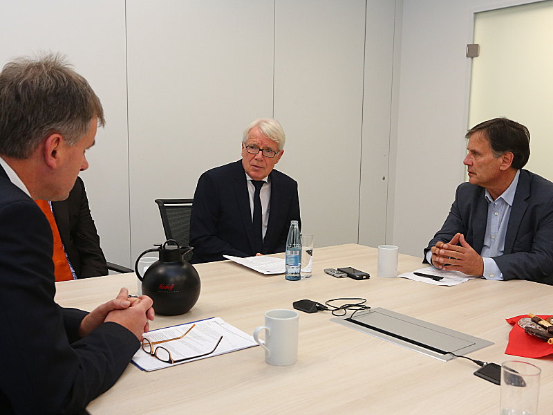 Reinhard Rauball überraschte beim Besuch der kicker-Redaktion mit einem radikalen Vorschlag.