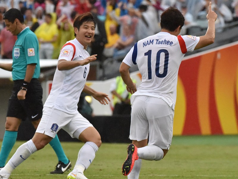 Jubel für Südkorea: Joo-Ho Park feiert das Tor von Tae-Hee Nam.