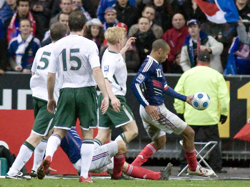 Thierry Henry spielt den Ball mit der Hand - und der irische Verband erhält eine Entschädigung von der FIFA.
