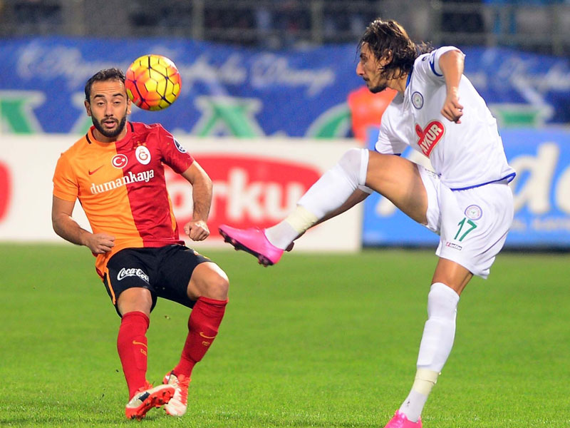 Torschützen unter sich: Galatasarays Olcan Adin (li.) und Rizespors Mehmet Akyüz.