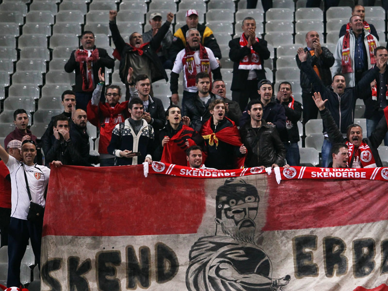 Müssen wohl auf Auswärtsfahrten in Europa verzichten: die Fans des albanischen Meisters Skenderbeu Korce.