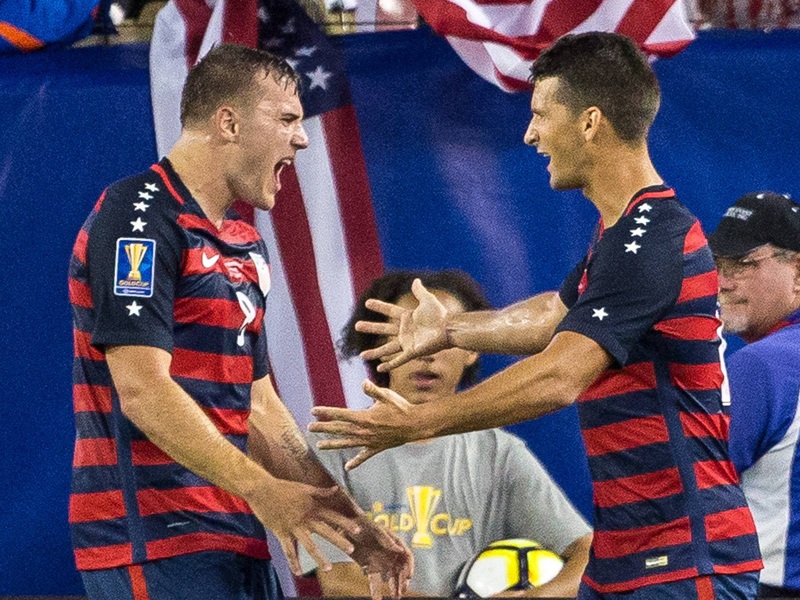 US-Doppeltorschütze Jordan Morris (l.) freut sich mit Teamkollege Eric Lichaj.