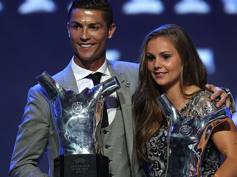 Cristiano Ronaldo nimmt die Gewinnerin bei den Frauen, Lieke Martens, in den Arm.