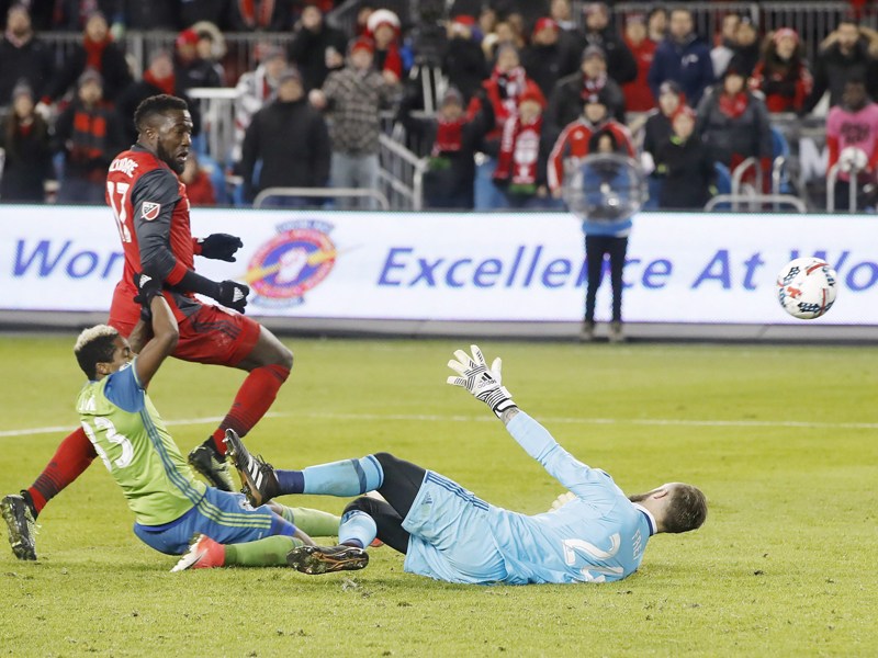 Jozy Altidore überwindet Stefan Frei