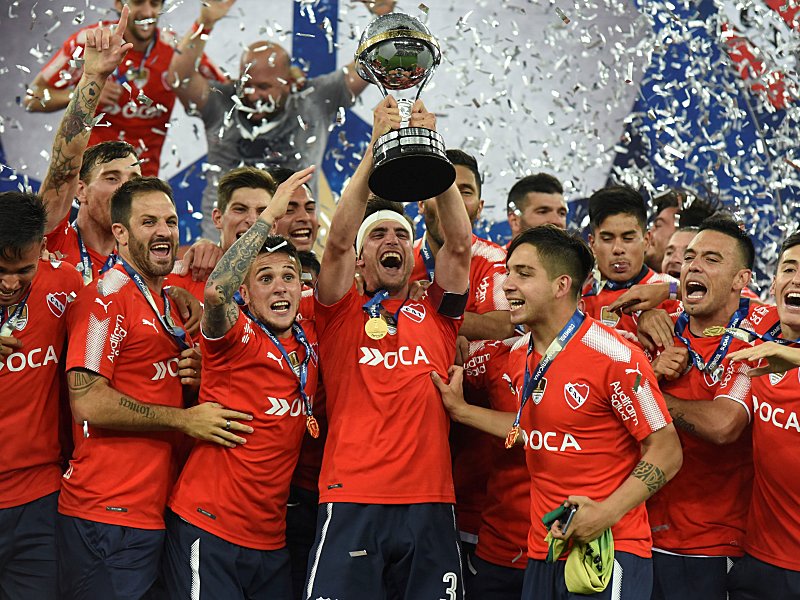 Konfettiregen über Independiente: Kapitän Walter Erviti stemmt die Copa Sudamericana in die Höhe.