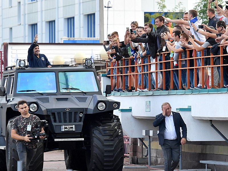 Bescheiden geht anders: Maradona genießt in einem überdimensionierten Fahrzeug das Bad in der Menge.