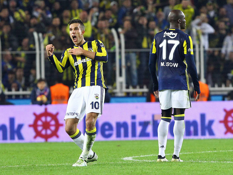Schon wieder in einem Derby zugestochen: Fenerbahces Robin van Persie weiß, wie es geht.