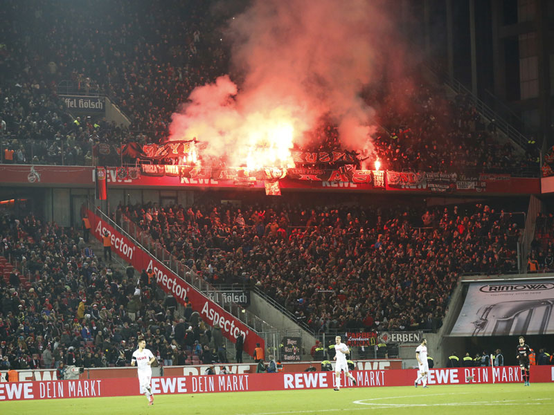 Ständiger Begleiter - auch in der Bundesliga: Pyrotechnik, hier am Mittwoch im Leverkusener Block beim 1:1 in Köln.
