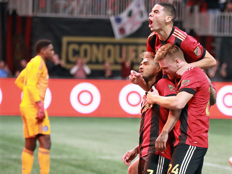 Erster Gratulant: Julian Gressel (#24) herzt Torschütze Josef Martinez.