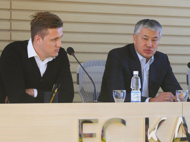 Aloscha Shpilevski (li.) bei der Vorstellung bei seinem neuen Klub Qairat Almaty.