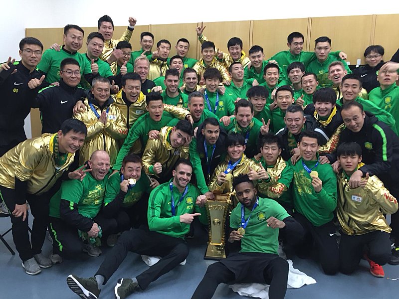 Pokalsieger in China: Roger Schmidt (Bildmitte) und Beijing Guoan.
