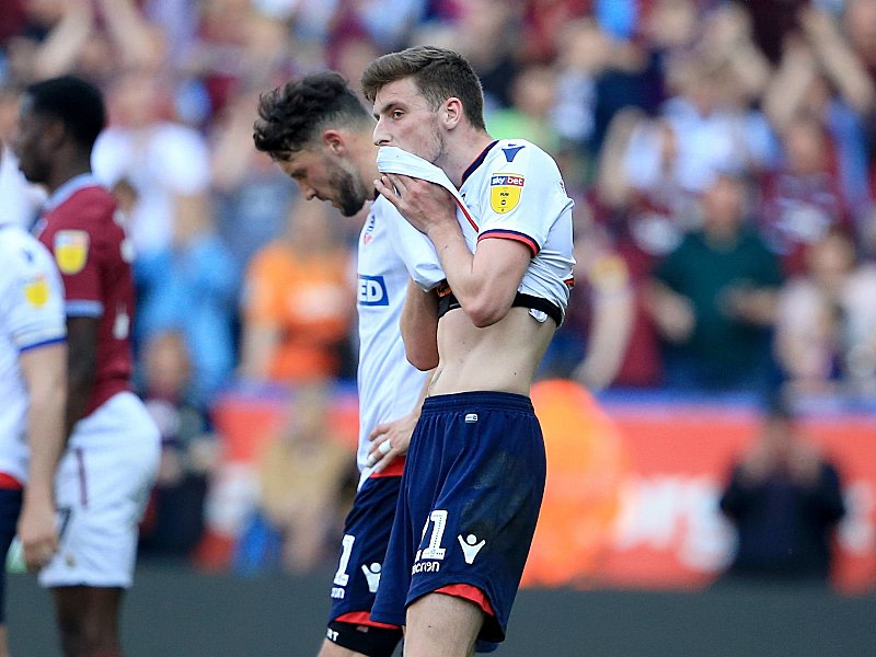 Schwere Zeiten bei den Bolton Wanderers: Joe Williams (re.) und seine Mitspieler boykottieren gegen Brentford.