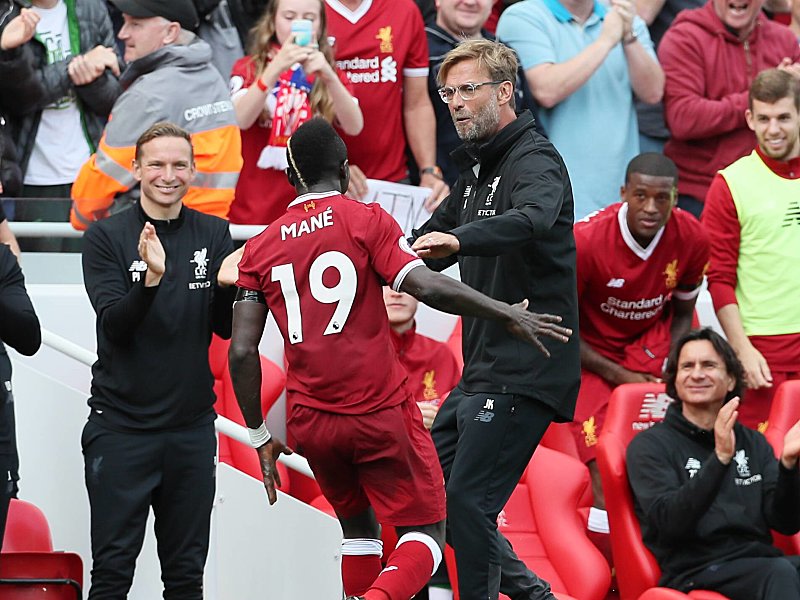 Bereitete seinem Boss viel Freude: Sadio Mané jubelt nach seinem Treffer mit Jürgen Klopp.
