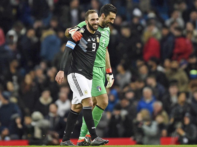Kollegen bei Juventus, Gegner am Freitag: Italiens Buffon und Argentiniens Higuain.