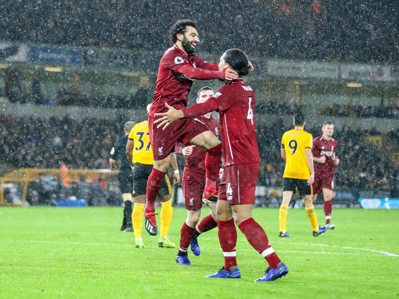 Strahlemann im strömenden Regen: LFC-Torjäger Mohamed Salah (oben) feiert sein 1:0 mit Virgil van Dijk.