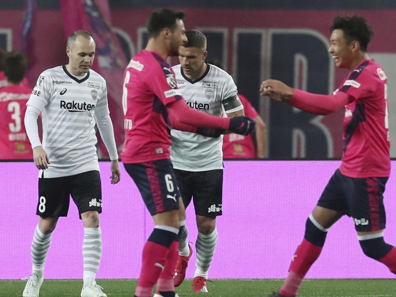 Enttäuscht: Andres Iniesta und Lukas Podolski (hinten) verlieren das Auftaktspiel in Osaka.