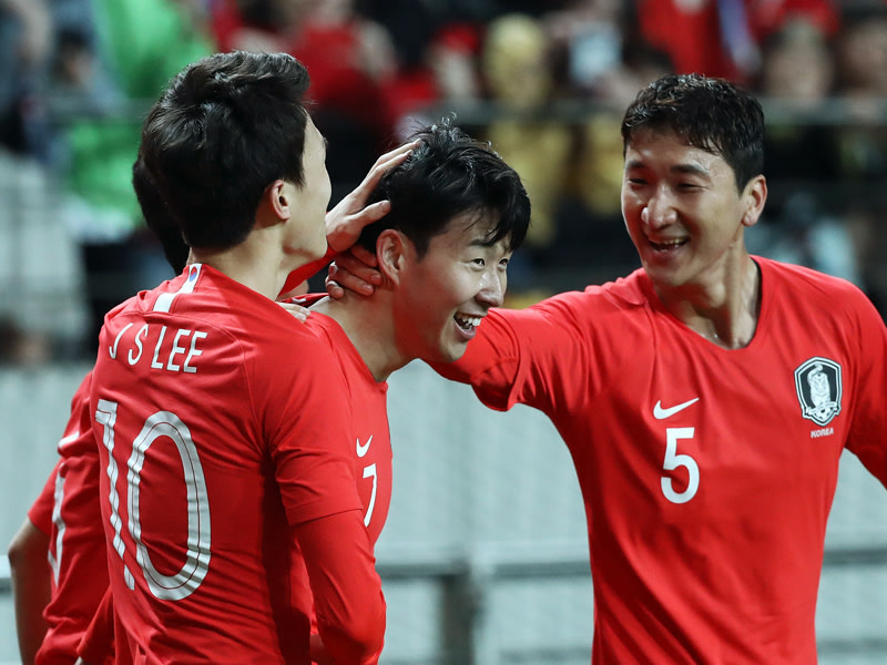 Spielentscheidend gegen Kolumbien: Kiels Jae-Sung Lee (#10) und Südkoreas Superstar Heung-Min Son.