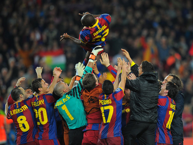 Eric Abidal (FC Barcelona) wird von seinen Mitspielern nach Spielschluss gefeiert