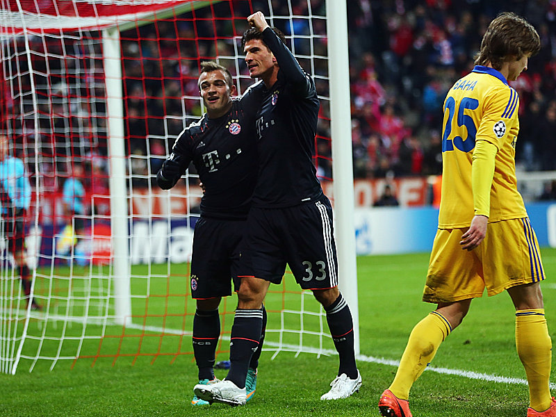 Vorlagengeber Shaqiri und Torschütze Gomez freuen sich über das 1:0 für den FC Bayern.