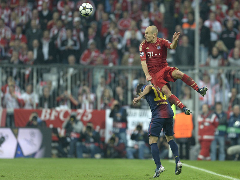 Arjen Robben überspringt Jordi Alba