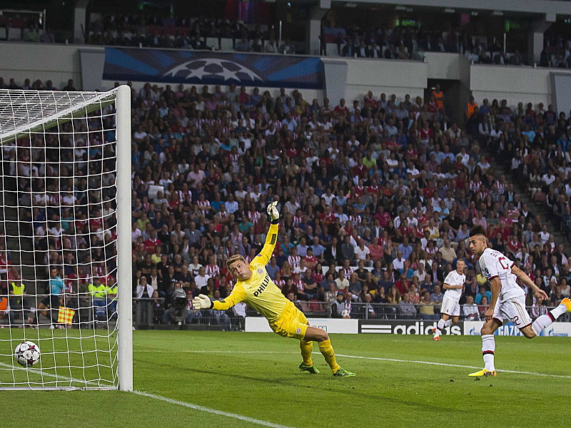 Mailands El Shaarawy gewinnt das Duell mit Eindhovens Keeper Jeroen Zoet.