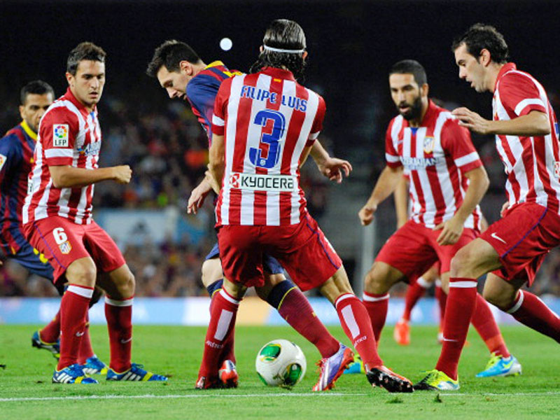 Umzingelt: Lionel Messi macht Bekanntschaft mit Atleticos grimmiger Defensive.