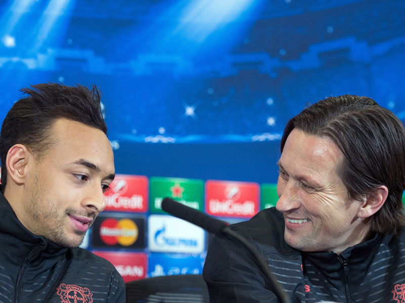Gut gelaunt bei der Pressekonferenz: Karim Bellarabi und Leverkusens Coach Roger Schmidt.