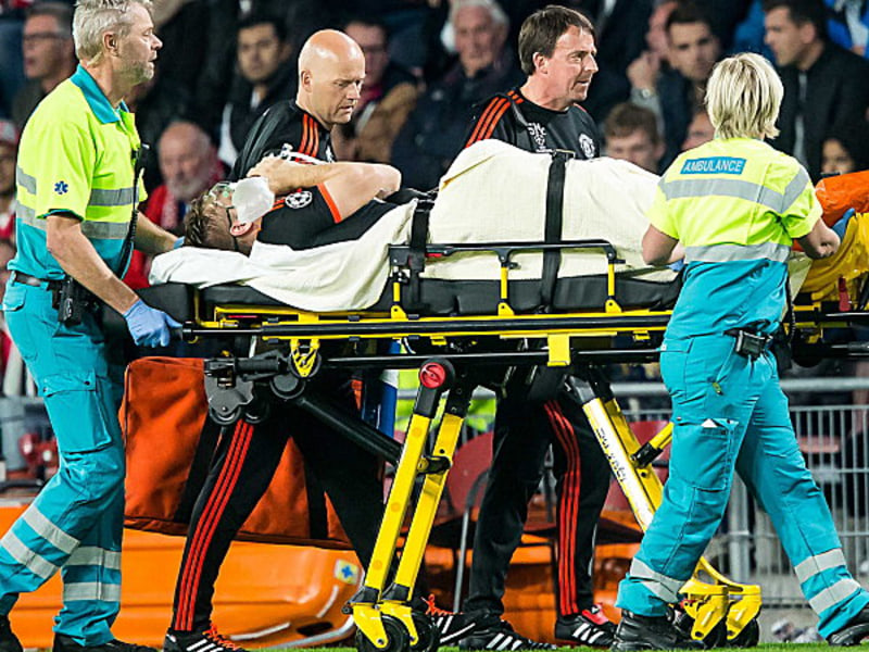 Auf einer Trage musste Manchesters Luke Shaw das Spielfeld verlassen.