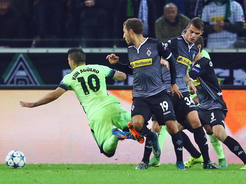 Johnson (M.) holt Aguero von den Beinen