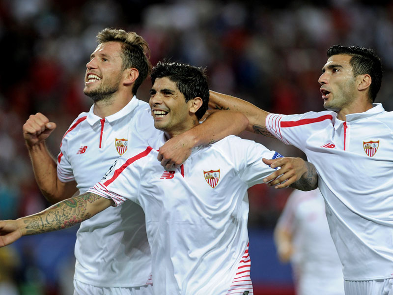 Szene aus dem Hinspiel: Sevillas Edeltechniker Ever Banega (Mitte) lässt sich nach seinem 2:0 feiern.