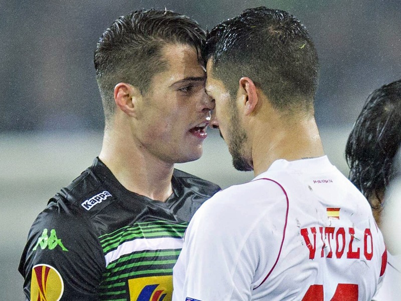 Gerieten während des Spiels im Februar aneinander: Gladbachs Granit Xhaka (l.) und Vitolo von Sevilla.