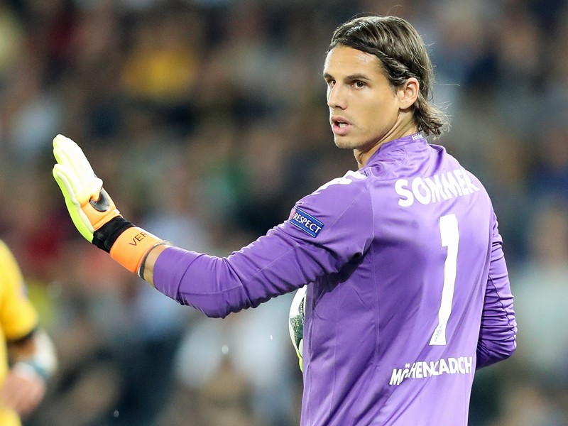 "Nur die Ruhe, wir machen das schon", scheint die Geste von Gladbachs Keeper Yann Sommer auszudrücken.