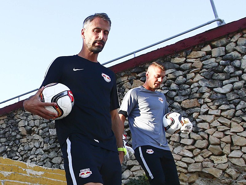 Treppab Richtung Champions League? Salzburgs Trainer Marco Rose und Torwart Alexander Walke (re.).
