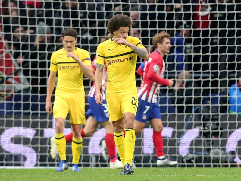 Die Dortmunder Witsel und Delaney sind nach dem 0:2 bedient, hinten jubelt Atleticos Griezmann.