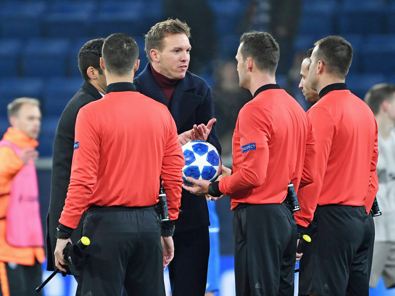 Gesprächsbedarf: Hoffenheims Trainer Julian Nagelsmann und Schiedsrichter Ivan Kruzliak.