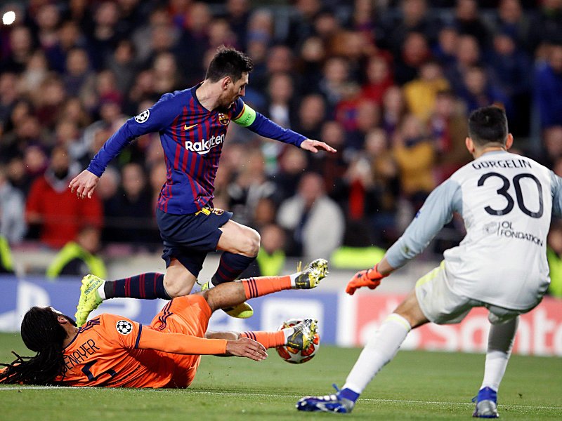 Nicht zu halten: Lionel Messi (o.) im Duell mit Lyon Jason Denayer.