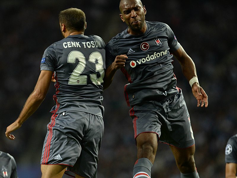 Sorgten für Besiktas' Auswärtssieg: Die Torschützen Cenk Tosun (l.) und Ryan Babel (r.).