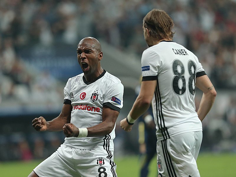 Jubelpose: Ryan Babel (li.) und Caner freuen sich über das 1:0.