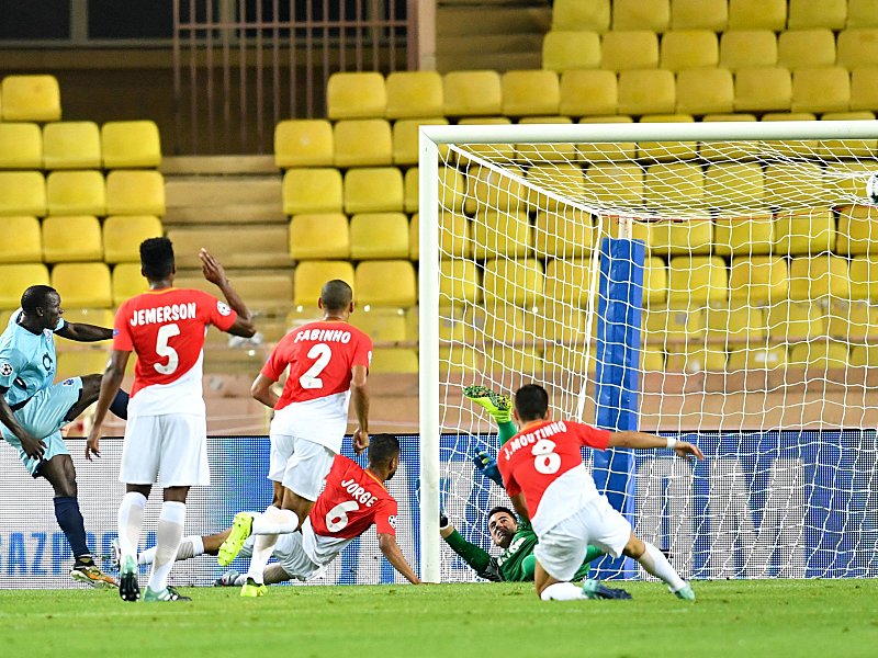 Portos Vincent Aboubakar (li.) trifft.