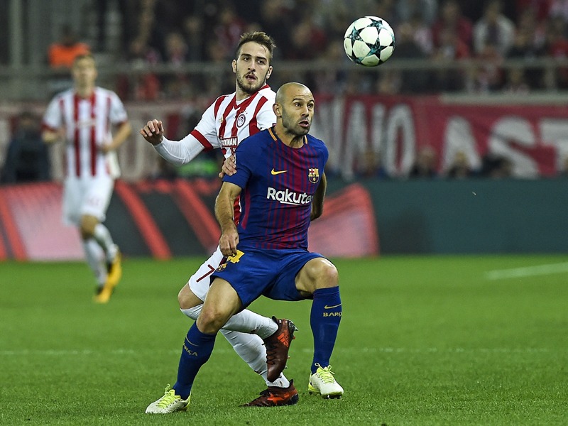 Barcelonas Javier Mascherano hat den Ball genau im Blick.