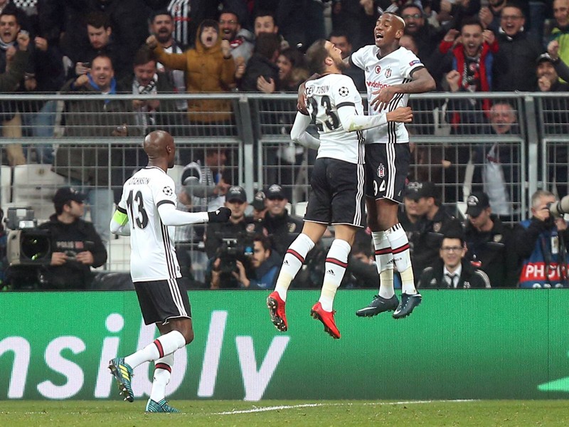 Feiern ihr geniales Zusammenspiel zum 1:1-Ausgleich: Cenk Tosun und Talisca.