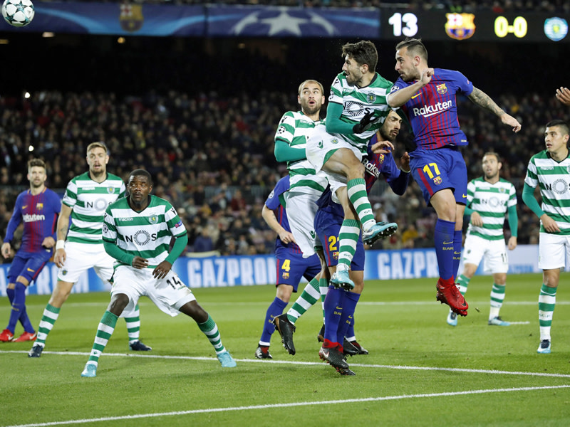 Das perfekte Timing: Barcelonas Paco Alcacer (#17) steigt nach einer Ecke hoch - und erzielt das 1:0.